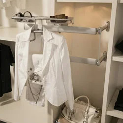 Suport pentru costum in dressing